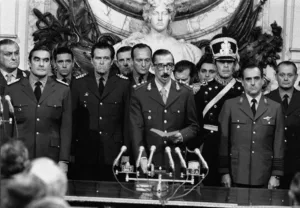 Jorge Rafael Videla med prisego ob nastopu na mesto predsednika Argentine.