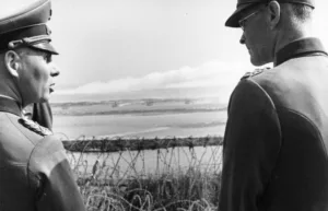 Fotografiran Erwin Rommel med opazovanjem obale ob Caenu, ki je kasneje dobila kodno ime Plaža Sword.