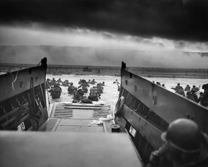 Fotografija ameriških vojakov ob izkrcanju na plaži Omaha, 6. 6. 1944.