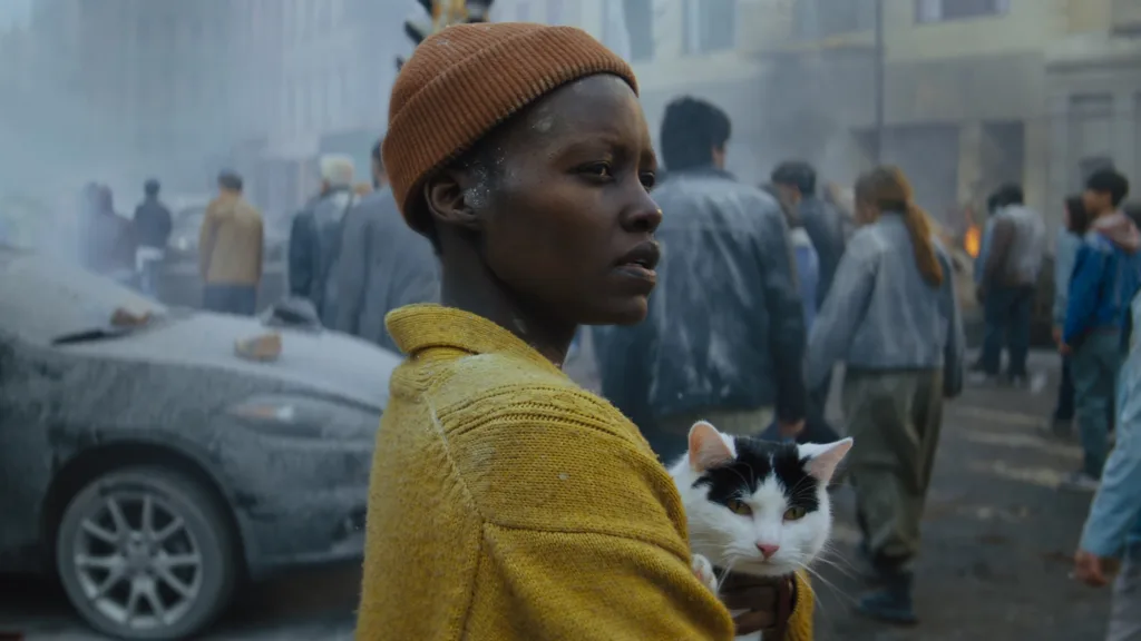 Lupita Nyong'o in maček Frodo v filmu Tiho mesto: Prvi dan