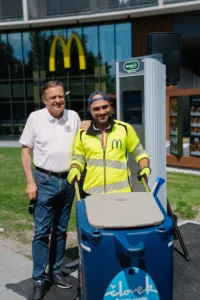 Zoran Janković v spremstvu McDonald'sove 'zelene patrulje'