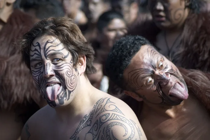 Kaj pomenijo maorski tatuji?