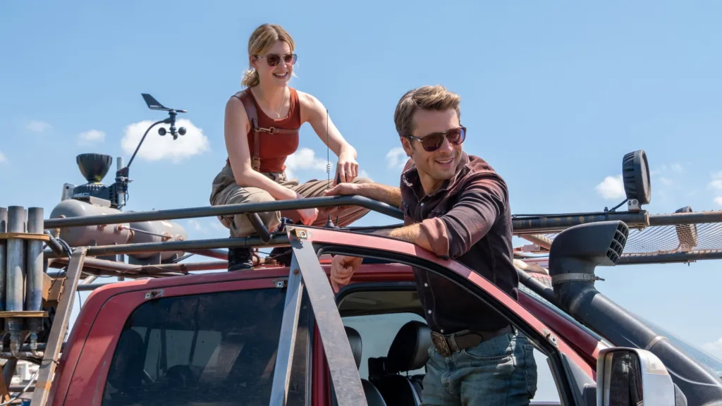 Daisy Edgar-Jones in Glen Powell v filmu Twister 2