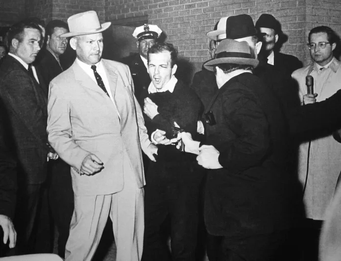 Fotografija trenutka, ko je Jack Ruby ustrelil Oswalda.