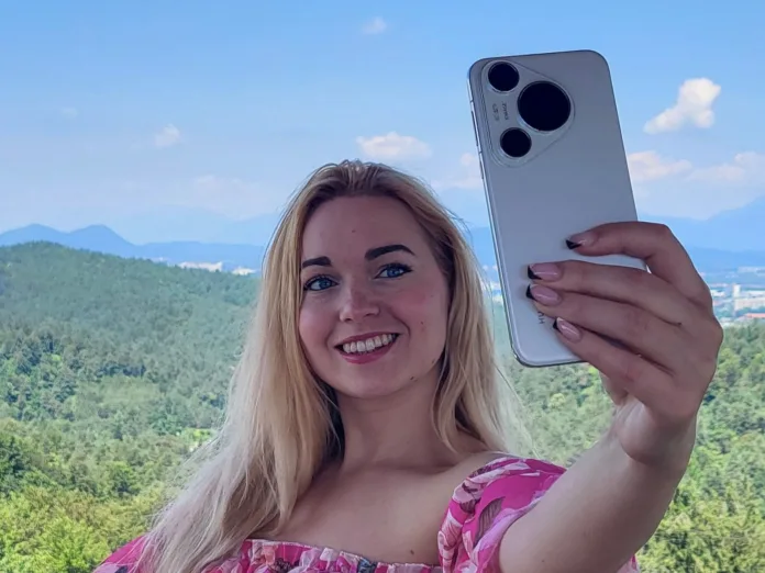 Laura unuk drži telefon Huawei Pura 70