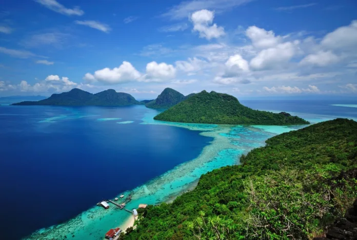 Scenic View of Bohey dulang in Tun Sakaran Marine Park tropical islands Semporna, Sabah Borneo Malaysia. Bohey dulang is an ancient volcano located in Borneo island. The surrounding area is famous for scuba diving and snorkeling. It is also close to Sipadan Island, the top 5 dive site in the world.