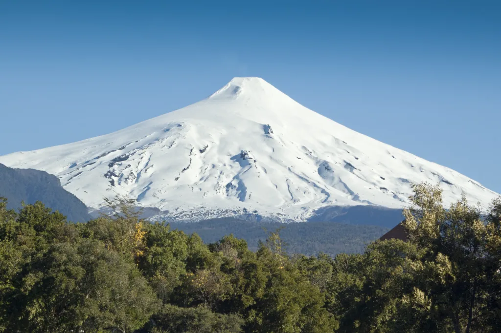 It is one of Chile's most active volcanoes, and have a lava lake within its crater