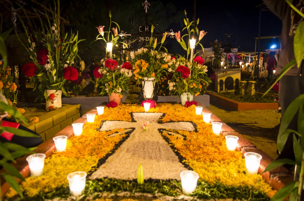 Oaxaca, Mexico 01.11.2014: Túmulo enfeitado em cemitério de Oaxaca de Juarez, no México, durante a celebração do Dia dos Mortos. Segundo a tradição do país, iniciada no período pré-hispânico, nesta os cemitérios são enfeitados para receber os espíritos dos mortos que nas noites dos dias 01 e 02 de novembro regressam para visitar os entes queridos. *** Decorated tomb in the cemetery of Oaxaca de Juarez, Mexico, during the celebration of Day of the Dead. According to the country's tradition, which began in the pre-Hispanic period, this cemeteries are decorated to welcome the spirits of the dead that on the nights of days 01 and November 2 return to visit loved ones.