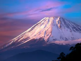 Natural beauties of Japan's Mount Fuji and Lake Yamanakako