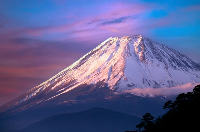 Natural beauties of Japan's Mount Fuji and Lake Yamanakako